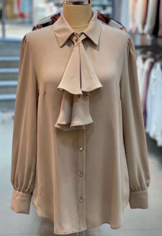 Long-Sleeve Buttoned Blouse